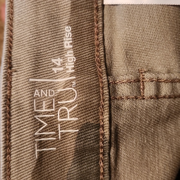 Time and Tru Relaxed Fit High Rise Camo Shorts 4" inseam - Picture 7 of 9